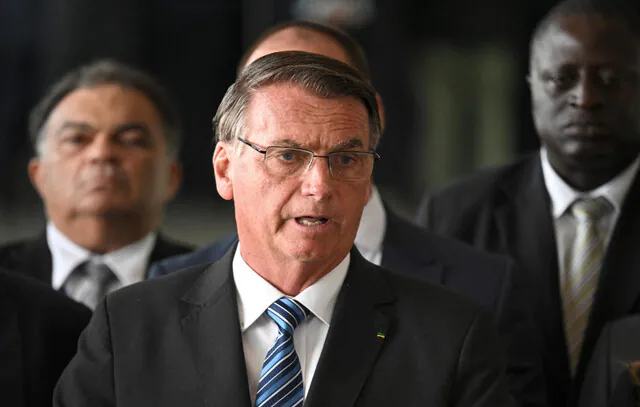 Bolsonaro reconhece inelegibilidade e diz que País ‘caminha para ditadura’