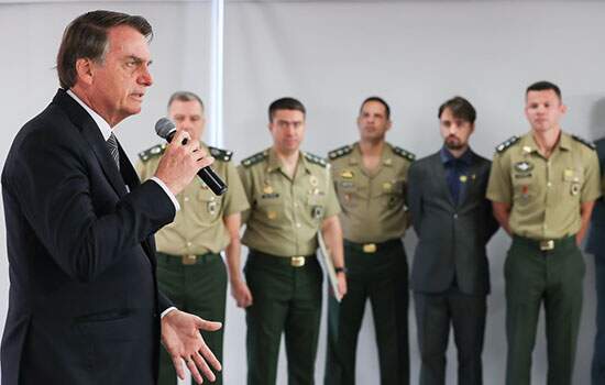Bolsonaro: 'Árdua é a missão de desenvolver e defender a Amazônia'