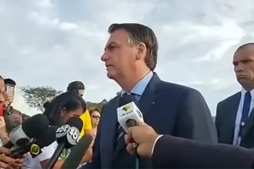 ‘É um colado ao outro’, diz Bolsonaro sobre preço de combustível e alta do dólar