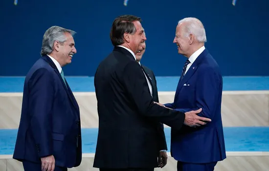 Bolsonaro nega que tenha pedido ajuda a Biden para vencer as eleições