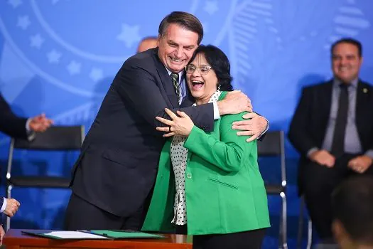 Bolsonaro cogita Damares para o Senado e diz que não anunciará vice no momento