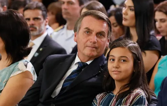 Bolsonaro participa de solenidade em colégio militar onde matriculou filha