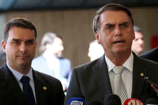 Bolsonaro e Flávio se reúnem com corregedor do CNJ no Planalto