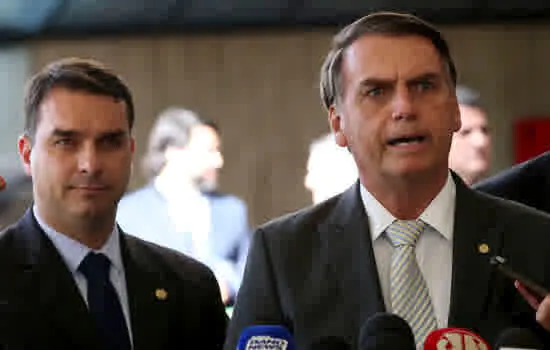 Bolsonaro e Flávio se reúnem com corregedor do CNJ no Planalto