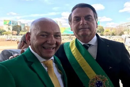 Alvo do STF, Luciano Hang caminha com Bolsonaro na Esplanada dos Ministérios