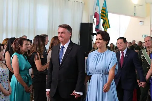 Rejeitado pelas mulheres, Bolsonaro leva Michelle para evento em Bagé