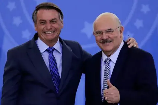 Bolsonaro diz que Milton Ribeiro deixou governo “temporariamente”