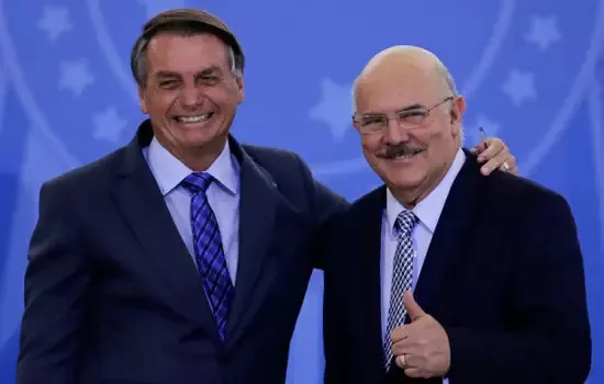 Bolsonaro diz que Milton Ribeiro deixou governo “temporariamente”