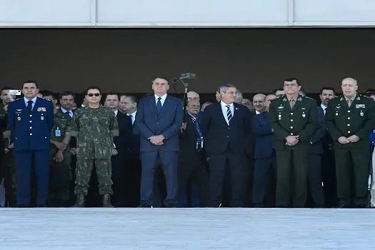 Bolsonaro e ministros prestigiam desfile de blindados militares na Esplanada