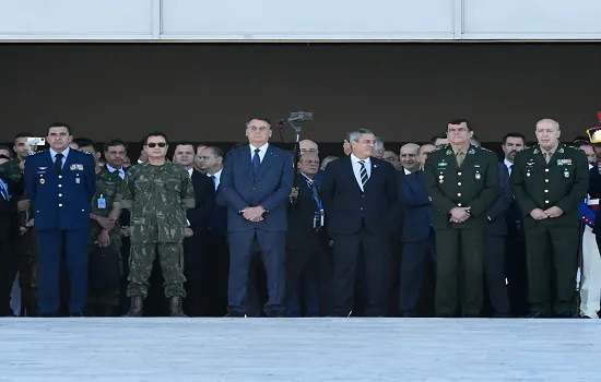 Bolsonaro e ministros prestigiam desfile de blindados militares na Esplanada