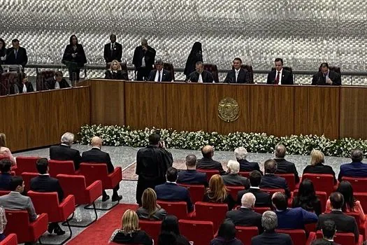 Bolsonaro fica de frente para Moraes em posse no STJ após tuíte sobre TSE