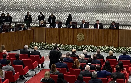 Bolsonaro fica de frente para Moraes em posse no STJ após tuíte sobre TSE