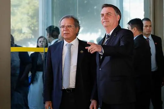 Bolsonaro volta a prometer Auxílio de R$ 600 e diz que tem aval de Guedes