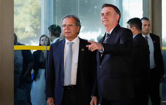 Bolsonaro volta a prometer Auxílio de R$ 600 e diz que tem aval de Guedes