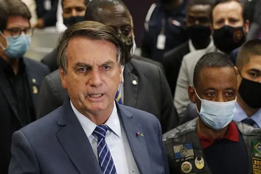 Bolsonaro vai ao aeroporto receber motorista que foi preso na Rússia