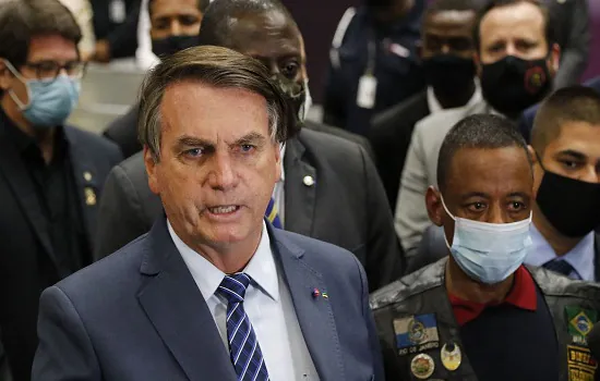 Bolsonaro vai ao aeroporto receber motorista que foi preso na Rússia