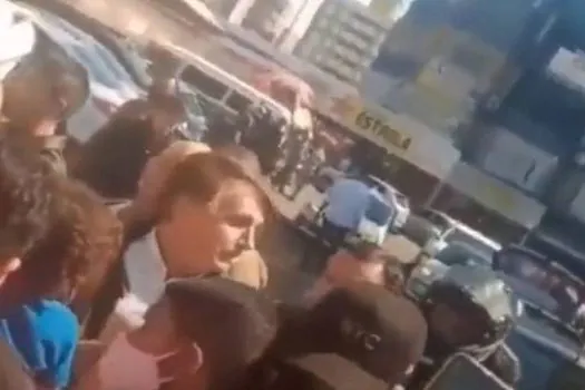 Bolsonaro visita comunidades em Brasília, sem máscara, e causa aglomeração