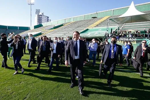 Bolsonaro visita estádio da Chapecoense e fala com empresários em SC