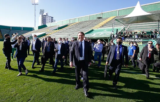 Bolsonaro visita estádio da Chapecoense e fala com empresários em SC