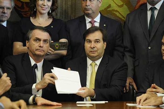 Por reforma, Bolsonaro faz aceno à oposição