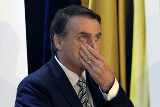 Bolsonaro acompanha anúncio de demissão de Moro pela TV em seu gabinete