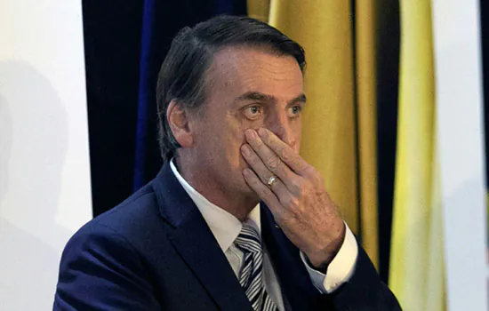 Bolsonaro acompanha anúncio de demissão de Moro pela TV em seu gabinete