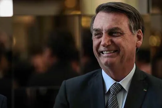 “Ele tem que cumprir a pena”, diz Bolsonaro sobre Lula