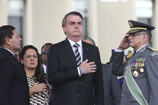 ‘Exército transpira e respira democracia e liberdade’, diz Bolsonaro