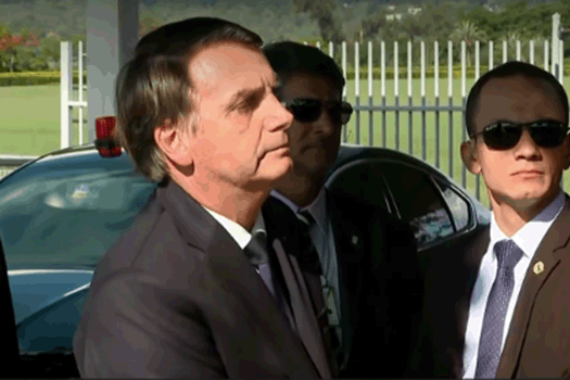 Quem está falando sobre AI-5 está sonhando, diz Bolsonaro sobre fala do filho