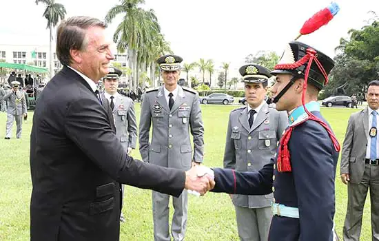 Bolsonaro participa de formatura na Aman