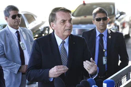 Bolsonaro diz que excludente de ilicitude para militar valeria somente para GLO