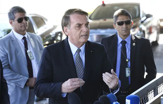 Bolsonaro diz que excludente de ilicitude para militar valeria somente para GLO