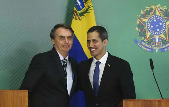 Bolsonaro diz que vai atuar para restabelecer democracia na Venezuela