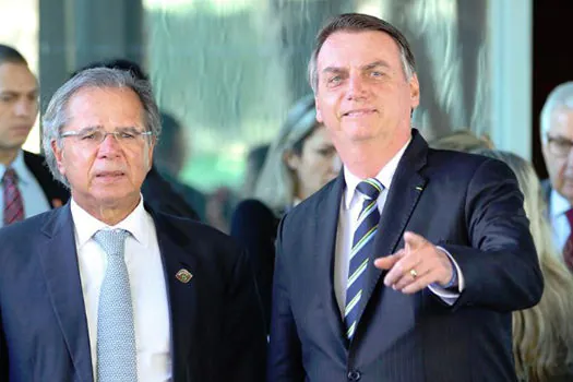 Prorrogação de auxílio emergencial é assunto para Guedes, diz Bolsonaro