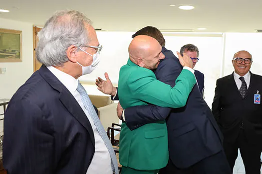 Bolsonaro recebe dono da Havan, Luciano Hang, com abraço_x000D_