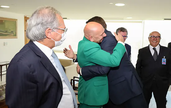 Bolsonaro recebe dono da Havan