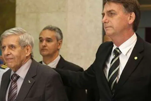 Após críticas de Carlos, Jair Bolsonaro prestigia general Augusto Heleno