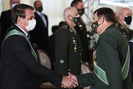 Bolsonaro concede honraria ao comandante do Exército