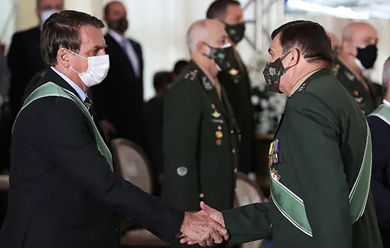 Bolsonaro concede honraria ao comandante do Exército