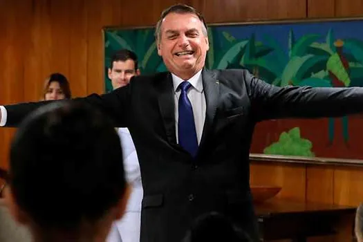 Jair Bolsonaro tenta romper isolamento político