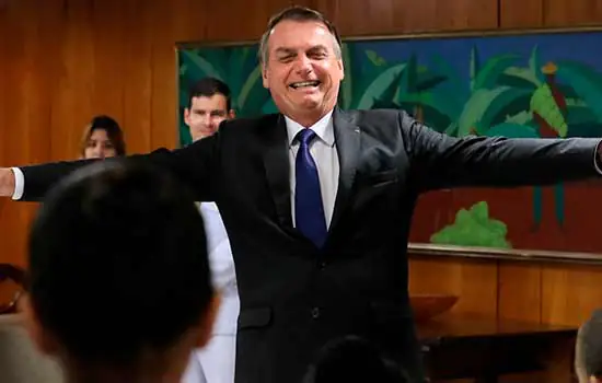 Jair Bolsonaro tenta romper isolamento político