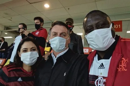 De máscara, Bolsonaro assiste ao jogo do Flamengo no estádio Mané Garrincha