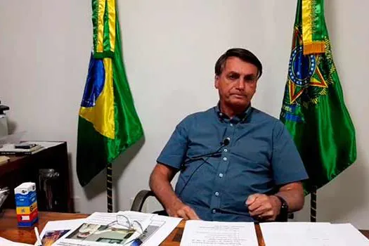 Após ação do Facebook, Bolsonaro desafia imprensa e adversários