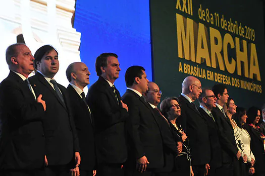 Bolsonaro e Maia participam de abertura da 22ª Marcha dos Prefeitos em Brasília