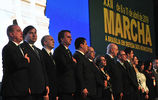 Bolsonaro e Maia participam de abertura da 22ª Marcha dos Prefeitos em Brasília