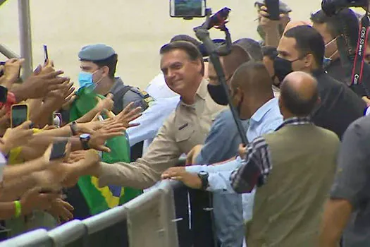 Bolsonaro provoca aglomeração em Manaus um dia após governador prever 3ª onda