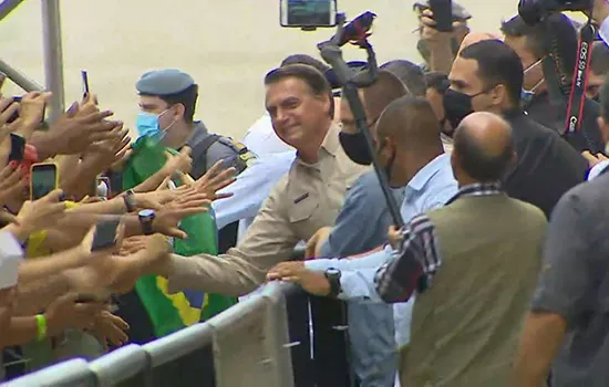 Bolsonaro provoca aglomeração em Manaus um dia após governador prever 3ª onda