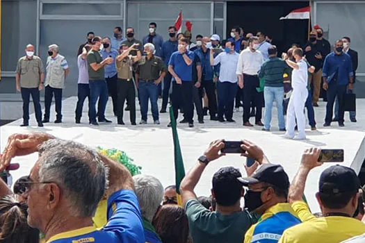 Bolsonaro muda tom e vai a ato com ministros militares