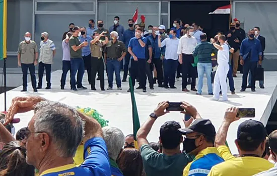 Bolsonaro muda tom e vai a ato com ministros militares