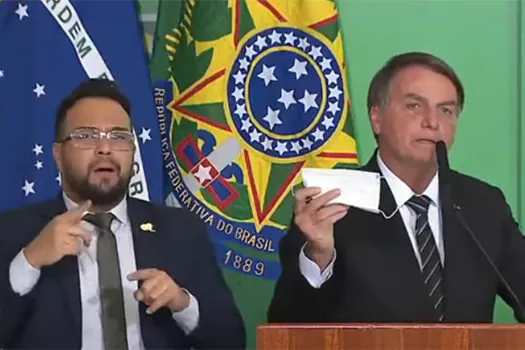 Bolsonaro diz que Saúde prepara parecer que desobriga máscara por vacinado